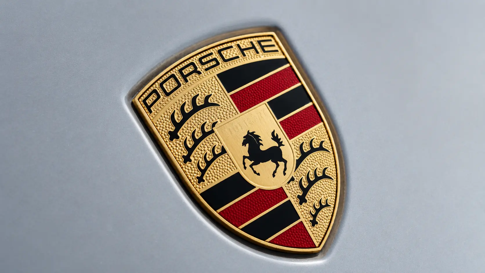 Porsche embleem op de motorkap van een auto uit de voorraad