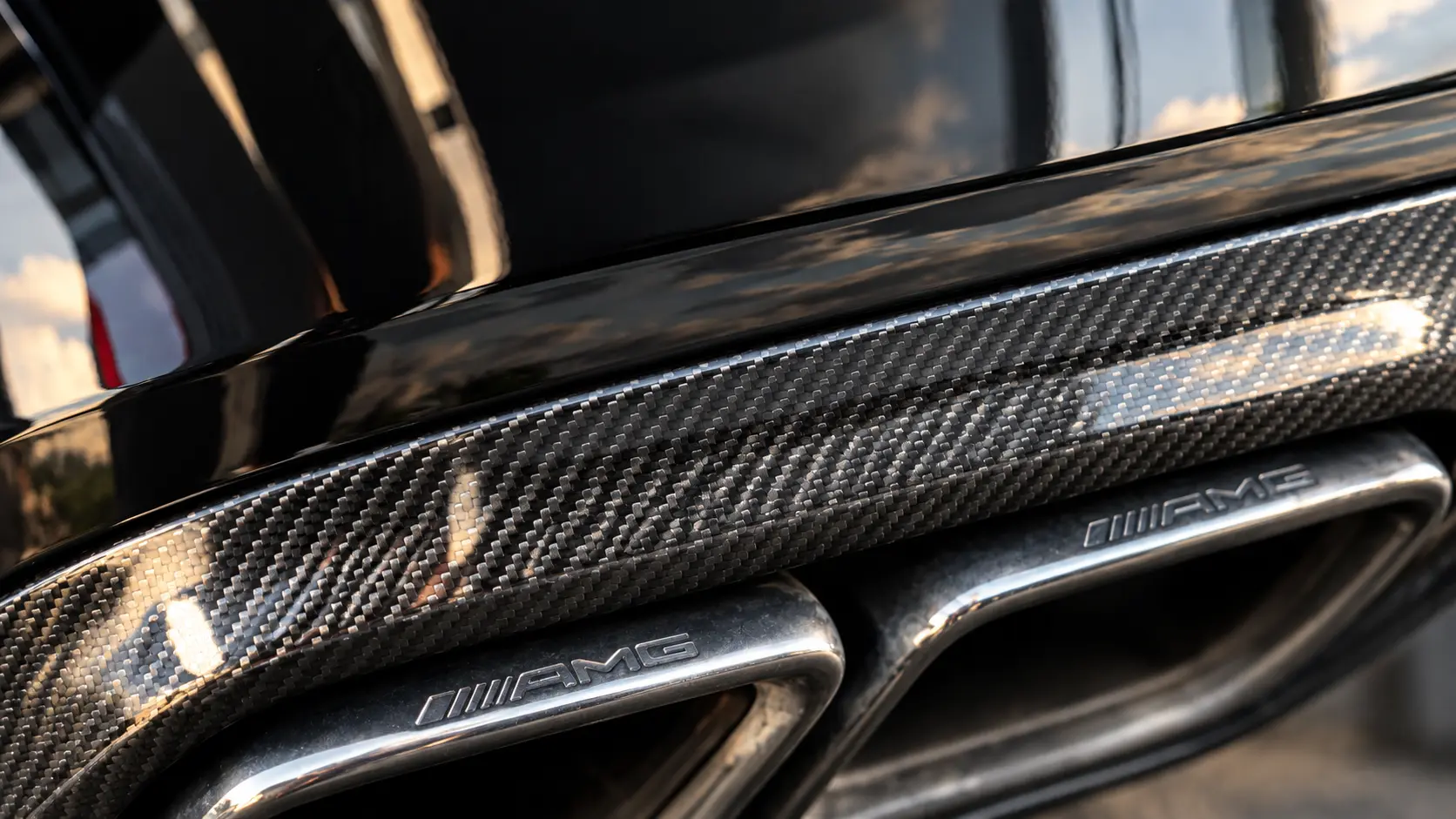 Carbon diffuser en AMG-uitlaten van een Mercedes uit de voorraad
