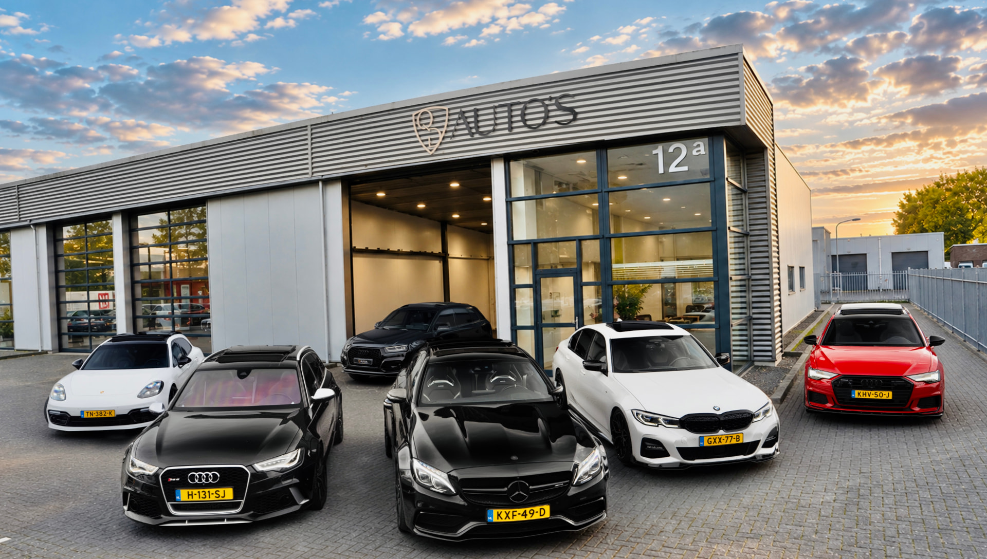 Showroom van QD AUTO'S aan de Industrieweg 12a in Hoogezand