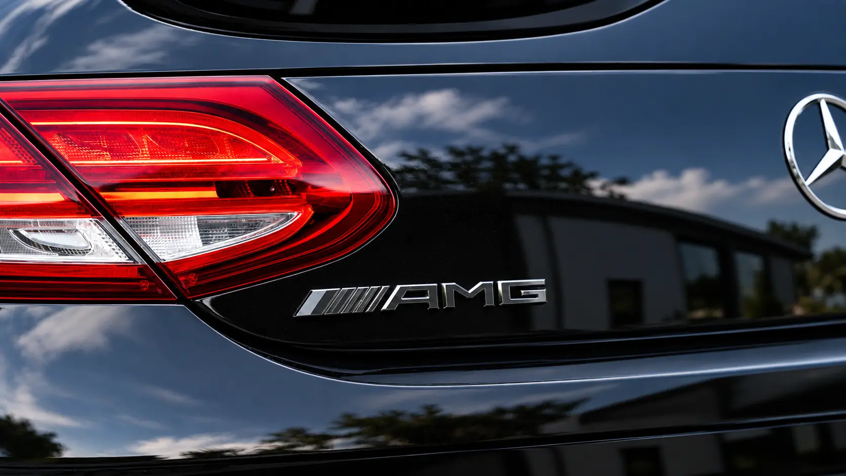 Achterlicht en AMG-embleem van een Mercedes uit de voorraad van QD AUTO'S